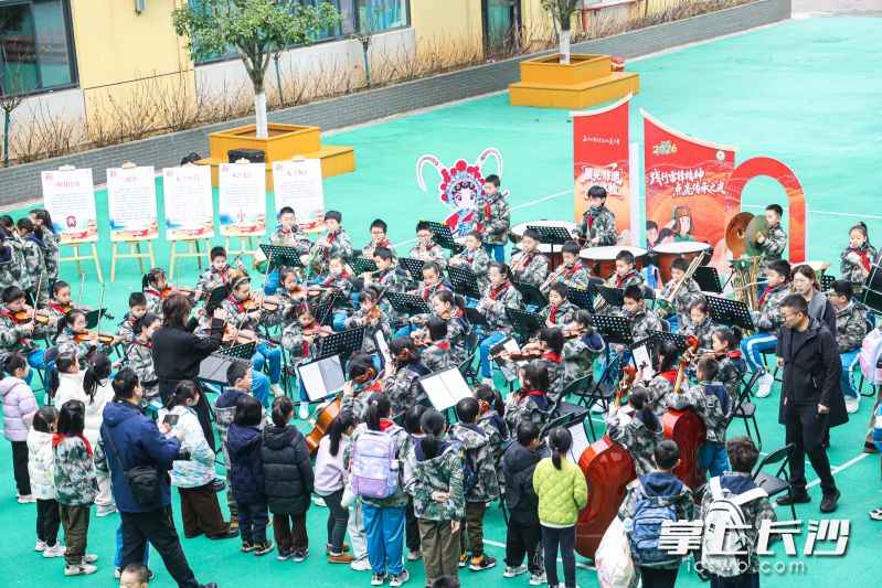 3月5日，长沙市非物质文化遗产保护中心联动各大学校、分馆、传承实践基地，共同举办“践行雷锋精神 点亮传承之光”2026年学雷锋纪念日主题传承活动。均为长沙非遗馆 供图