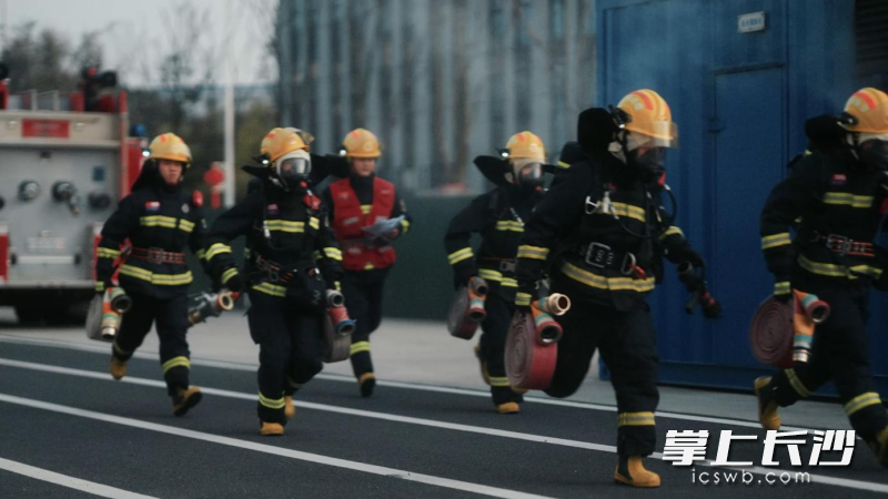 望城消防员在开展演练。