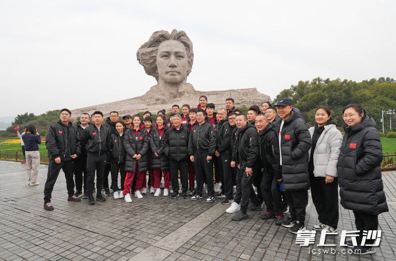 3月5日上午,正在长沙参加热身赛的中国女篮全体教练员、运动员利用休赛时间,赴橘子洲、岳麓书院参观游览,感受星城长沙的历史文化与现代活力。 均为长沙晚报全媒体记者邹麟摄 3月5日上午,正在长沙参加热身赛的中国女篮全体教练员、运动员利用休赛时间,赴橘子洲、岳麓书院参观游览,感受星城长沙的历史文化与现代活力。 均为长沙晚报全媒体记者邹麟摄