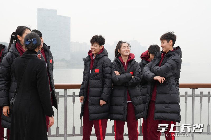 女篮队员们在橘子洲头。 女篮队员们在橘子洲头。