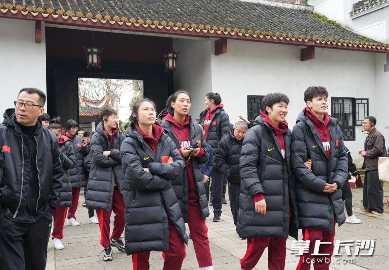 中国女篮全体教练员、运动员在岳麓书院。 中国女篮全体教练员、运动员在岳麓书院。