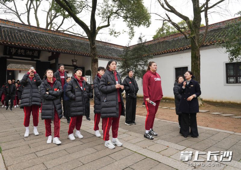 女篮队员在讲解员的带领下,深入了解岳麓书院的历史沿革与文化传承。 女篮队员在讲解员的带领下,深入了解岳麓书院的历史沿革与文化传承。