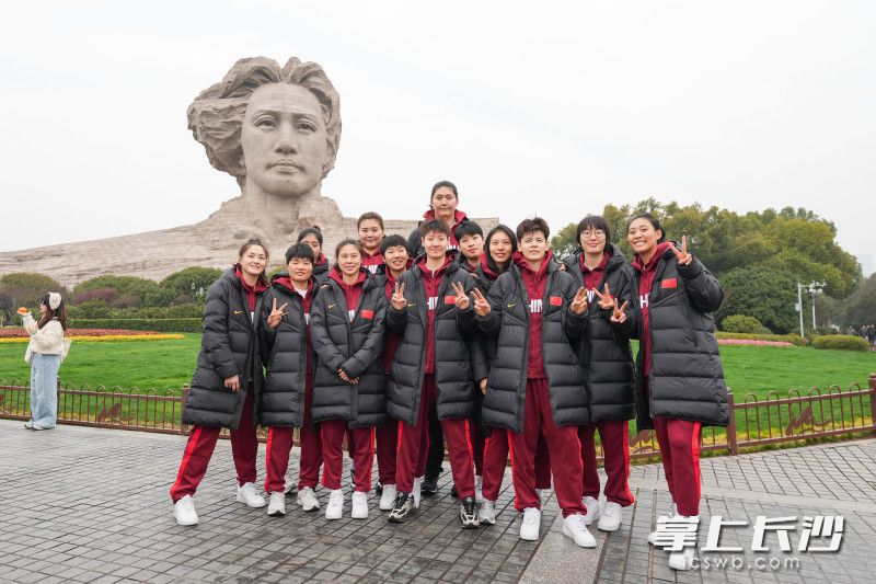 女篮全体队员在青年毛泽东艺术雕塑前合影。 女篮全体队员在青年毛泽东艺术雕塑前合影。