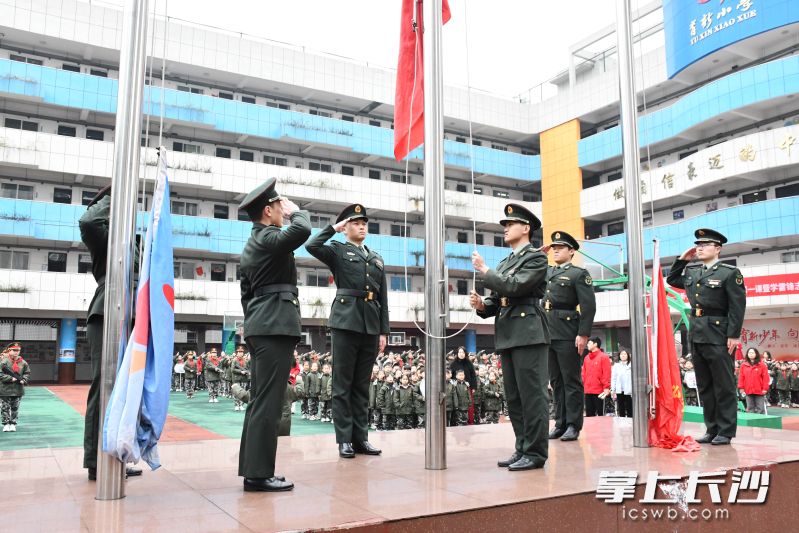 国防科技大学前沿交叉学科学院学员大队的学员们身着戎装、身姿挺拔，为全校师生示范了一场庄严肃穆的升旗仪式。长沙晚报全媒体记者 岳霞 摄