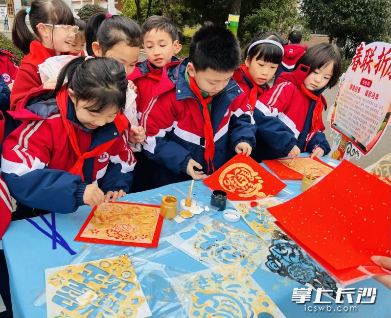 年画拓印色彩斑斓、染纸扎染创意十足、书法区笔墨飘香，各年级学子以多元形式与传统对话。