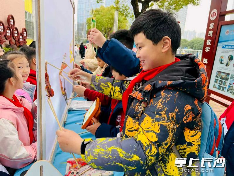 今日东郡小学校园内非遗韵味与少年朝气交相辉映，一场以“非遗润童心，健康启新程”为主题的开学第一课活动启幕。长沙晚报通讯员 宋永 段莉 摄