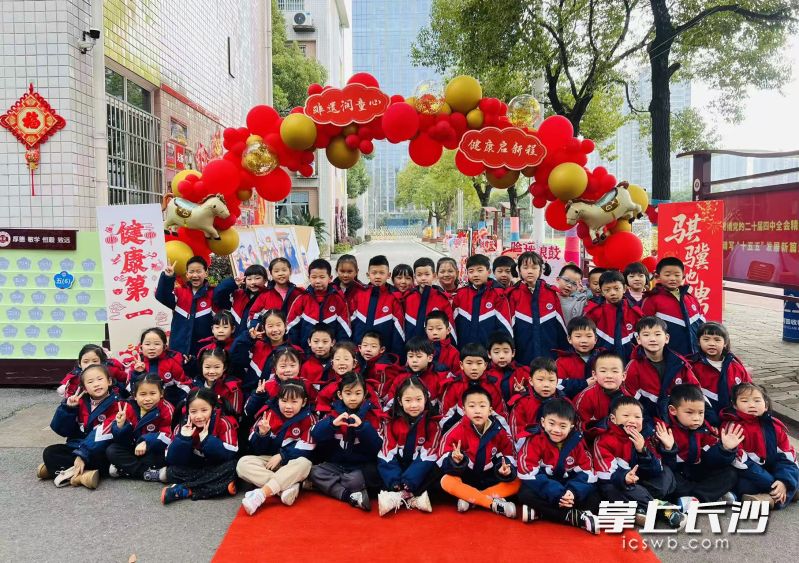 报到当天，学校已开展养成教育之“校园焕新”全员劳动实践活动。