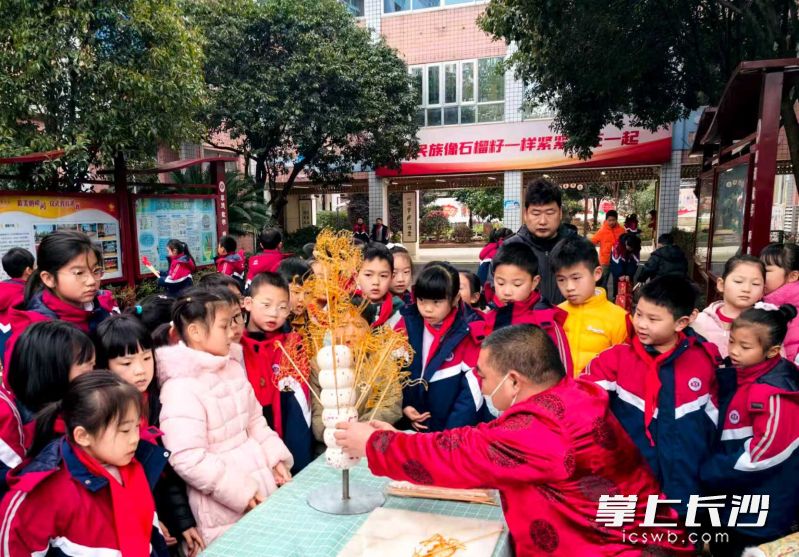 校园内精心打造开放式非遗“博物馆”，成为学子们的“美育大课堂”。