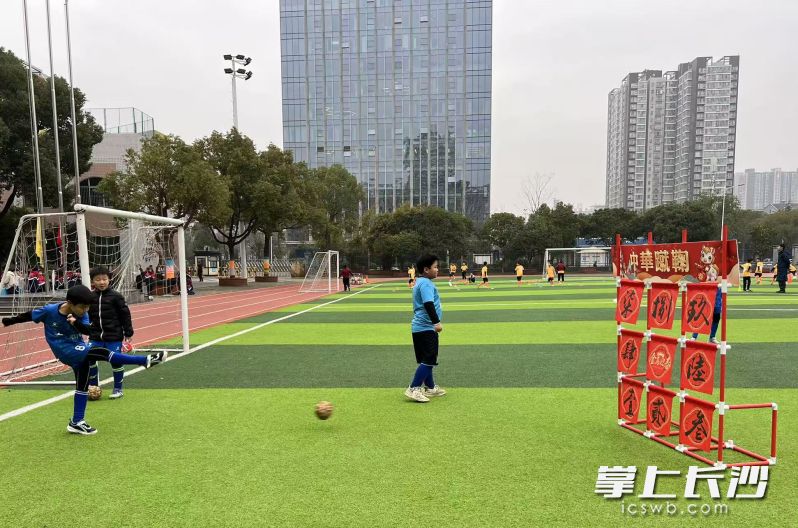 学子们沉浸式体验蹴鞠、投壶等古代体育项目的雅趣。