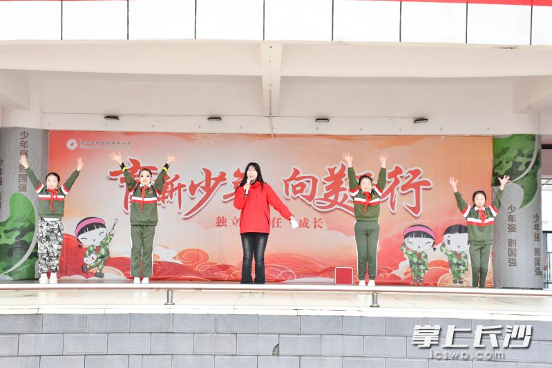 育新小学每学期坚持由专职心理教师曾湘宇（图中）为学生带来心理团辅。长沙晚报通讯员 李艳忠 摄