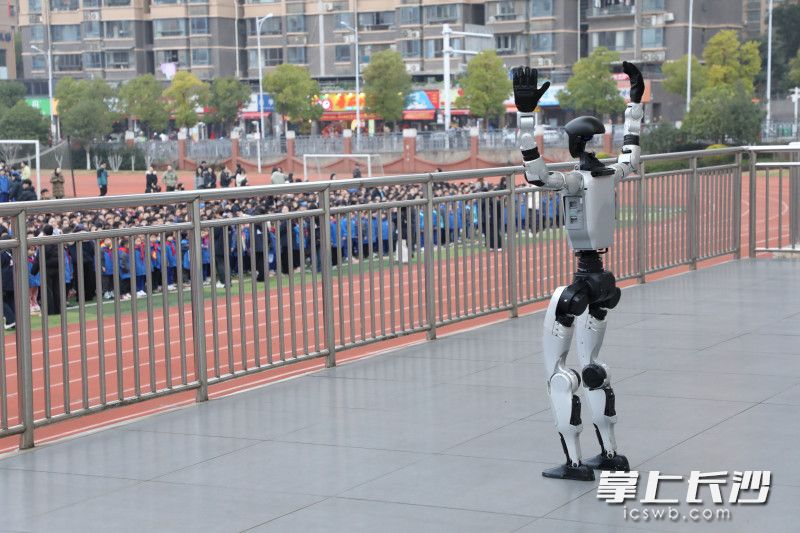 开学典礼上，人形机器人带来精彩表演。