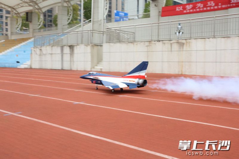 航模表演同样精彩纷呈。