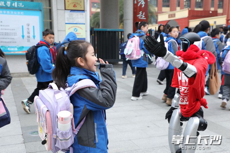春晚同款人形机器人在校门口迎接同学们。均为长沙晚报全媒体记者 张炎炎 通讯员 李貌 摄影报道