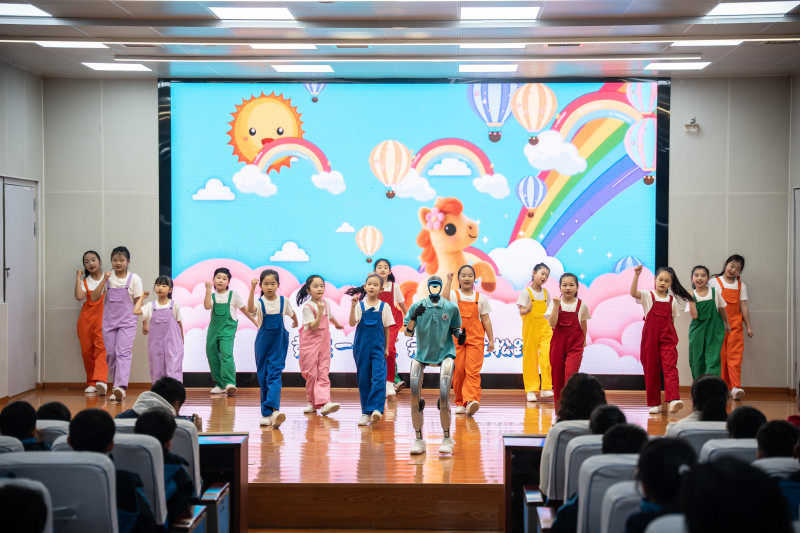 机器人“小清”带领同学们一起跳舞。