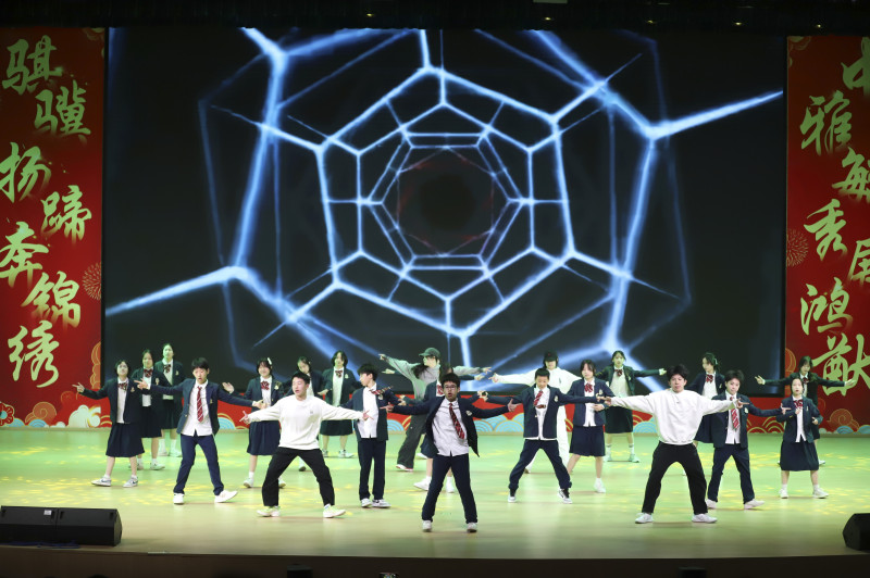 开学典礼上，同学们表演了充满活力的节目。