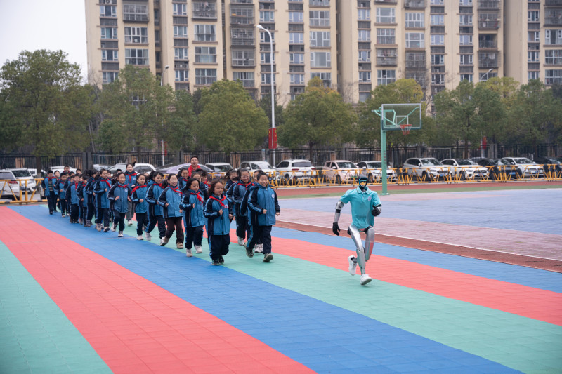 机器人“小清”带着同学们跑步。