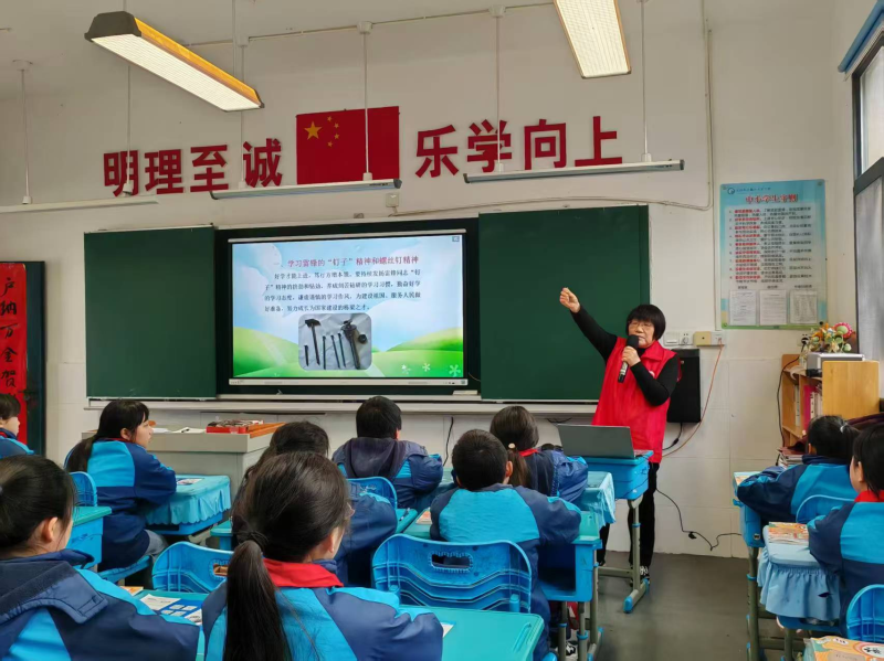开福区关工委走进大星学校开展学雷锋主题宣讲。通讯员供图
