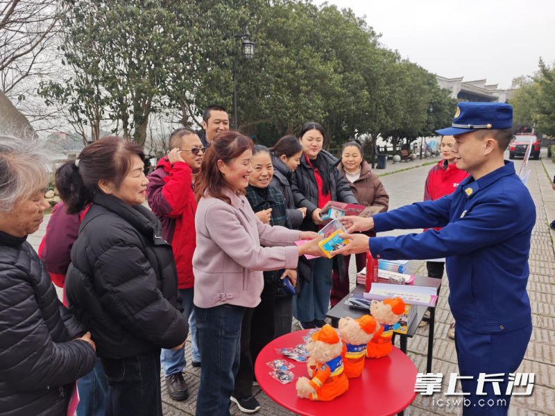 图为学雷锋纪念日主题实践活动现场。 长沙晚报通讯员 佘曾杨 摄