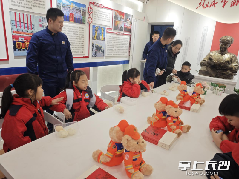 消防员在“锋”消防驿站守护等候校车的学子。 长沙晚报通讯员 谢海军 摄 消防员在“锋”消防驿站守护等候校车的学子。 长沙晚报通讯员 谢海军 摄