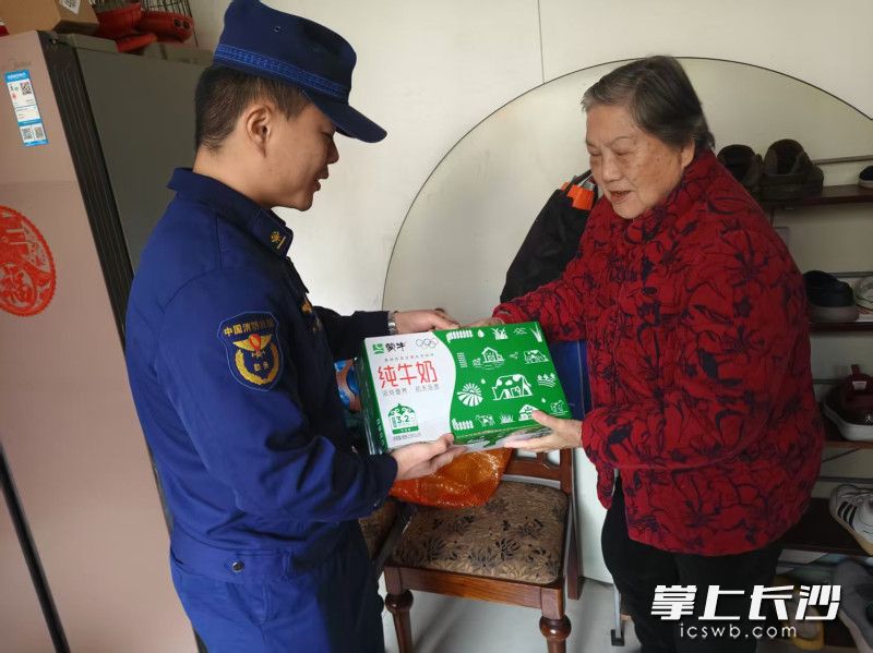 走访慰问群众。 长沙晚报通讯员 文家纵 摄