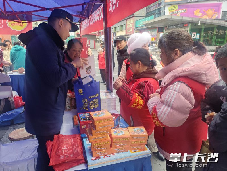 图为宣传服务活动现场。 长沙晚报通讯员 刘伟 摄