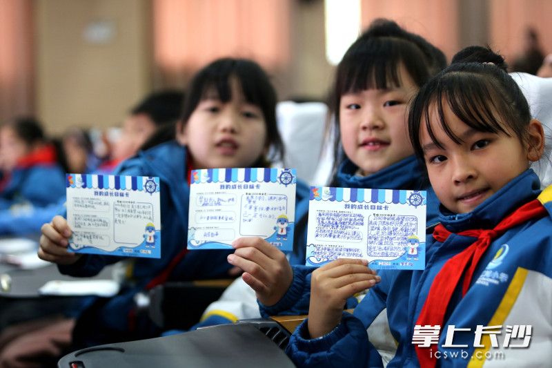 成长目标卡上写下思考与承诺。 成长目标卡上写下思考与承诺。