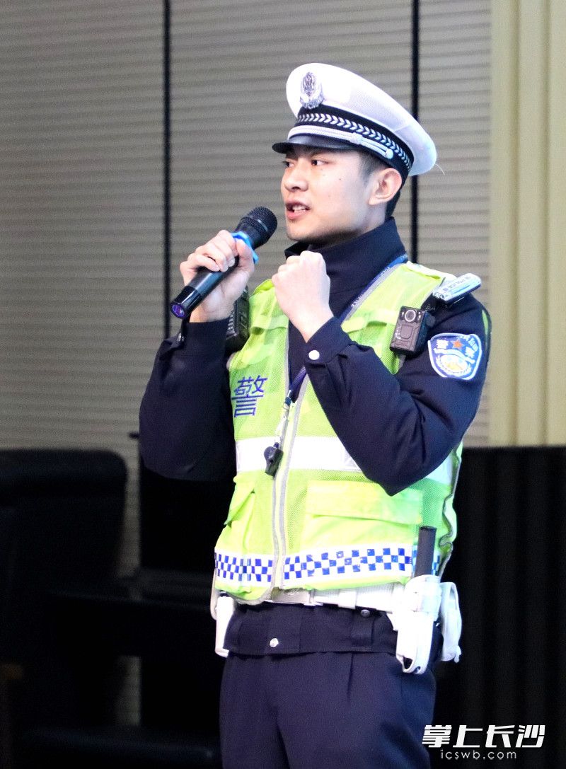 交警带来趣味交通安全课。 交警带来趣味交通安全课。
