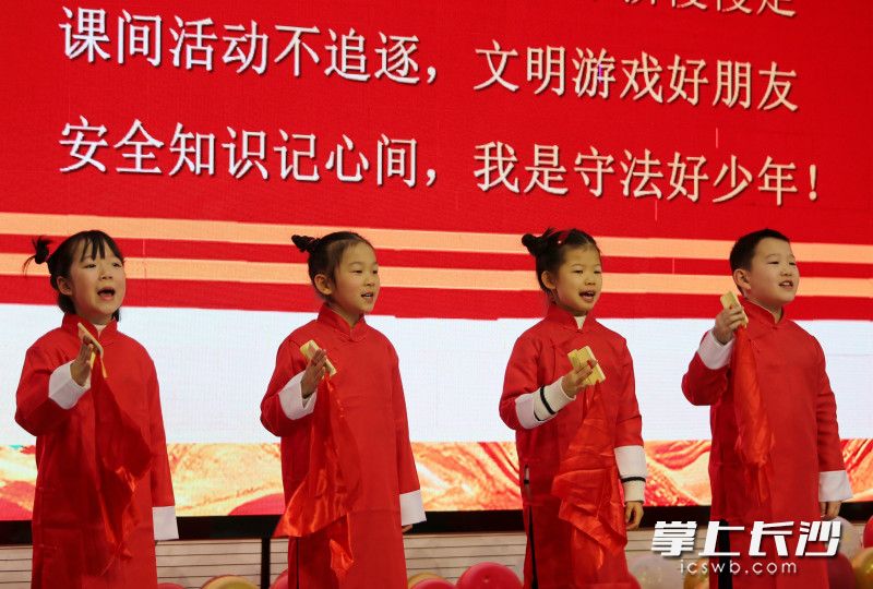 活动紧扣同心育人、健康第一主线展开。均为长沙晚报全媒体记者 贺文兵 摄 活动紧扣同心育人、健康第一主线展开。均为长沙晚报全媒体记者 贺文兵 摄