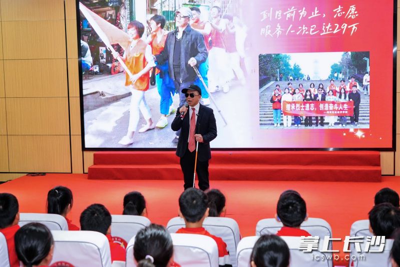 “中国好人”为孩子们诠释新时代雷锋精神的奉献与担当。均为长沙晚报全媒体记者 李卓 摄