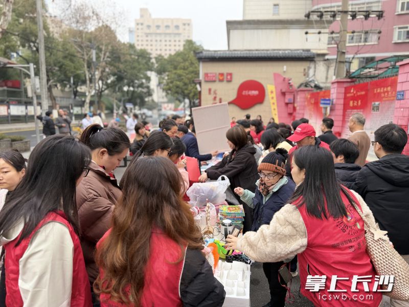 清水塘社区11年“老字号”雷锋集市火爆开市。