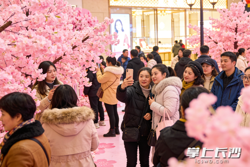 随着“三八”国际妇女节到来,雨花区各大商圈、商场纷纷推出精彩纷呈的促消费活动,以“花”样宠爱为女性消费者打造专属购物盛宴。 资料图片 随着“三八”国际妇女节到来,雨花区各大商圈、商场纷纷推出精彩纷呈的促消费活动,以“花”样宠爱为女性消费者打造专属购物盛宴。 资料图片