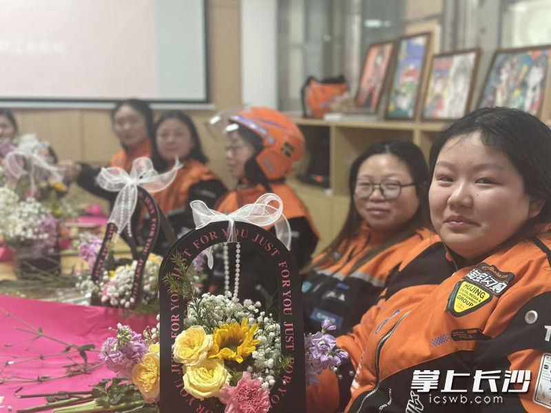 3月6日上午，雨花区侯家塘街道梓园社区依托工会驿站平台，组织辖区志愿者开展关爱女性外卖员暖心活动。均为全媒体记者 周游 摄