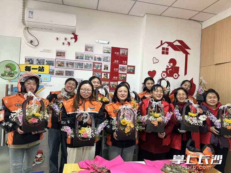 一篮篮别致的花艺作品在巧手中悄然绽放。