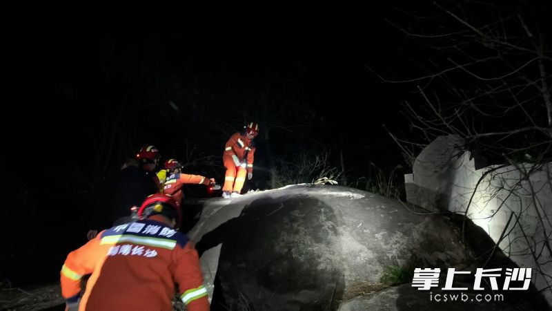 消防员展开搜索。 均为长沙晚报通讯员王磊摄