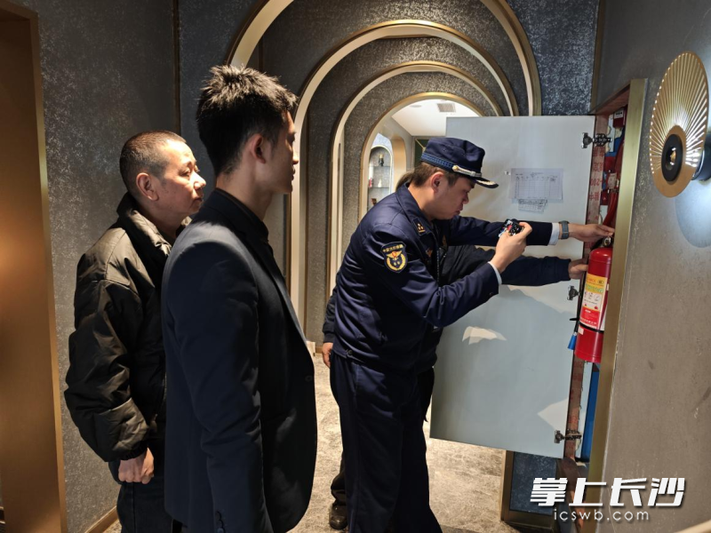 图为消防监督员正在检查。 长沙晚报通讯员 宁倩 摄