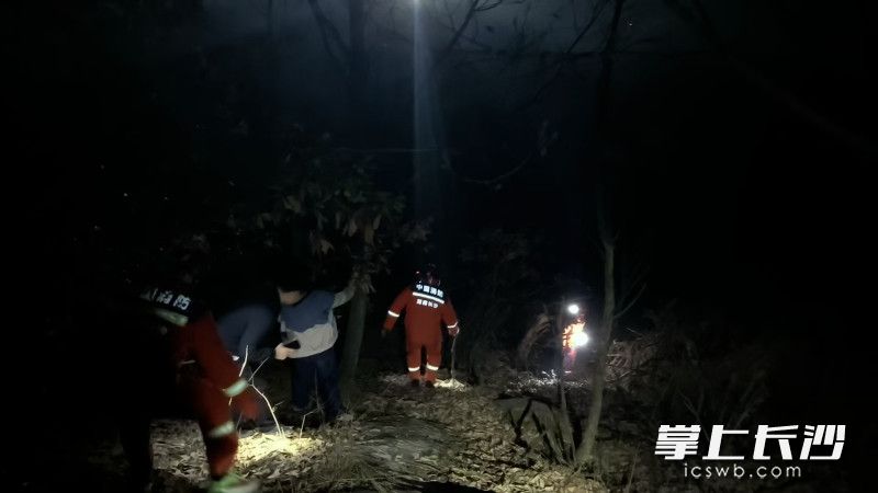 消防员成功找到迷路男子。