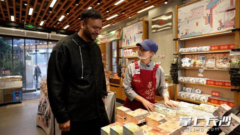 外国博主“野人哥”探秘茶颜悦色。节目组供图