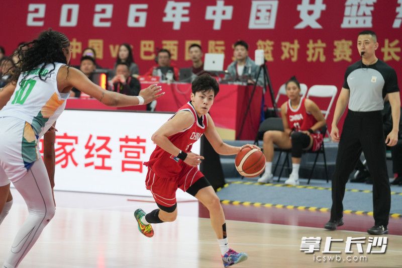 杨舒予持球突破。