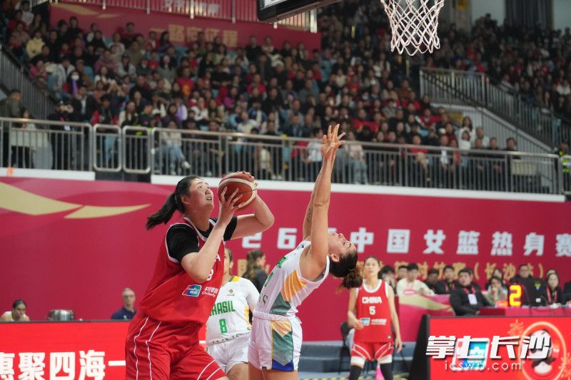 张子宇篮下进攻。