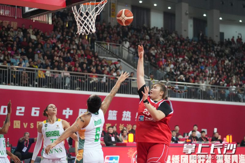 刘禹彤篮下进攻。 均为长沙晚报全媒体记者邹麟摄