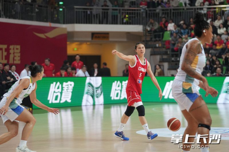 王思雨组织进攻。