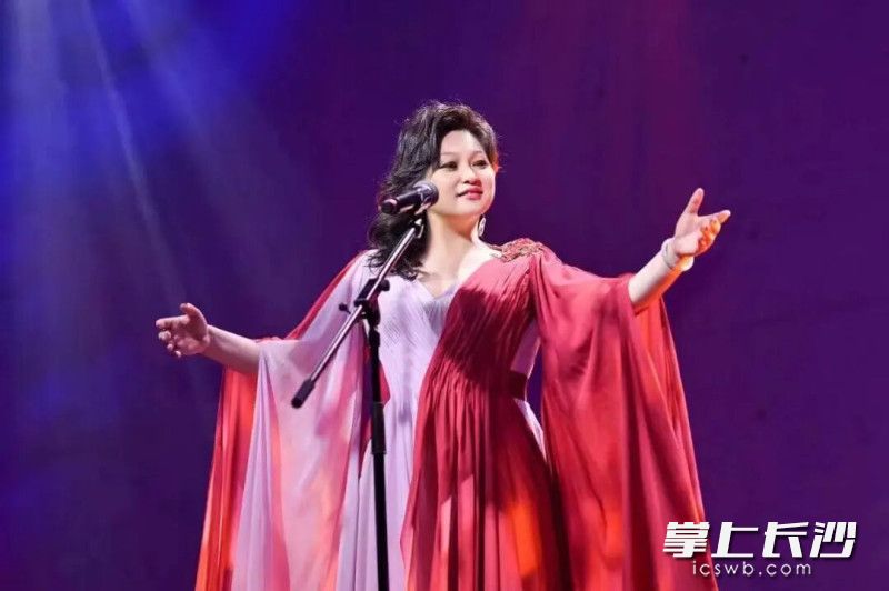 被誉为“中国飞来的夜莺”的黄英。 被誉为“中国飞来的夜莺”的黄英。