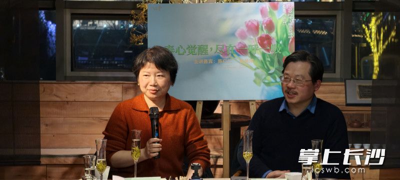 湖南大学岳麓书院副院长陈仁仁教授（右）与湖南省儿童医院呼吸科原主任陈艳萍教授。