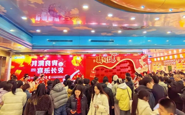 猜灯谜活动。 猜灯谜活动。