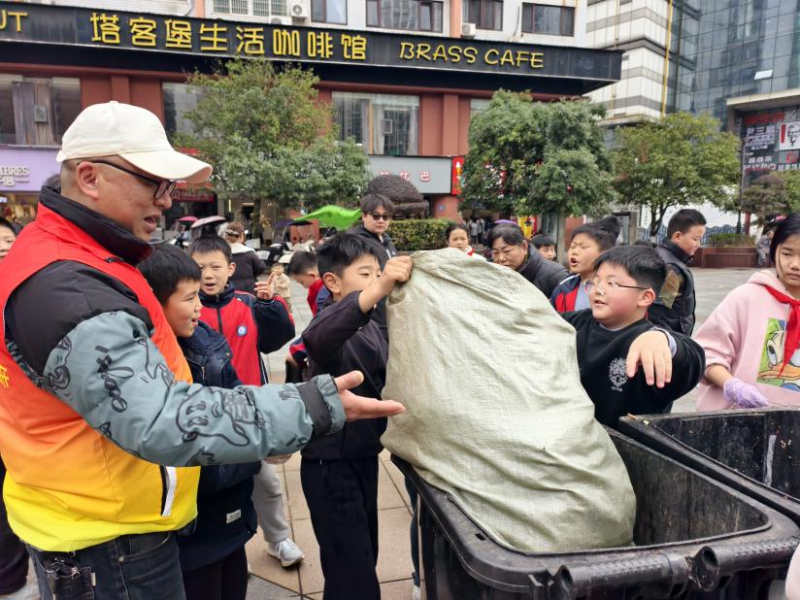 浏阳市西正社区开展学雷锋主题实践活动。通讯员供图