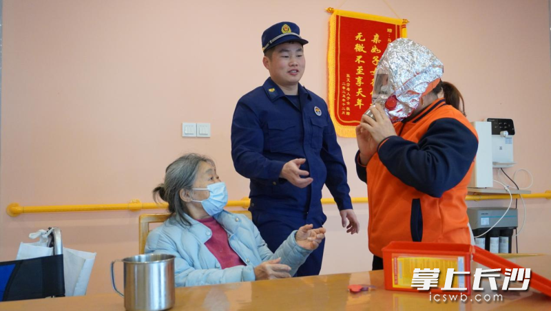 消防员为养老院工作人员教授消防面罩的佩戴方法。 长沙晚报通讯员 邓星溢 摄