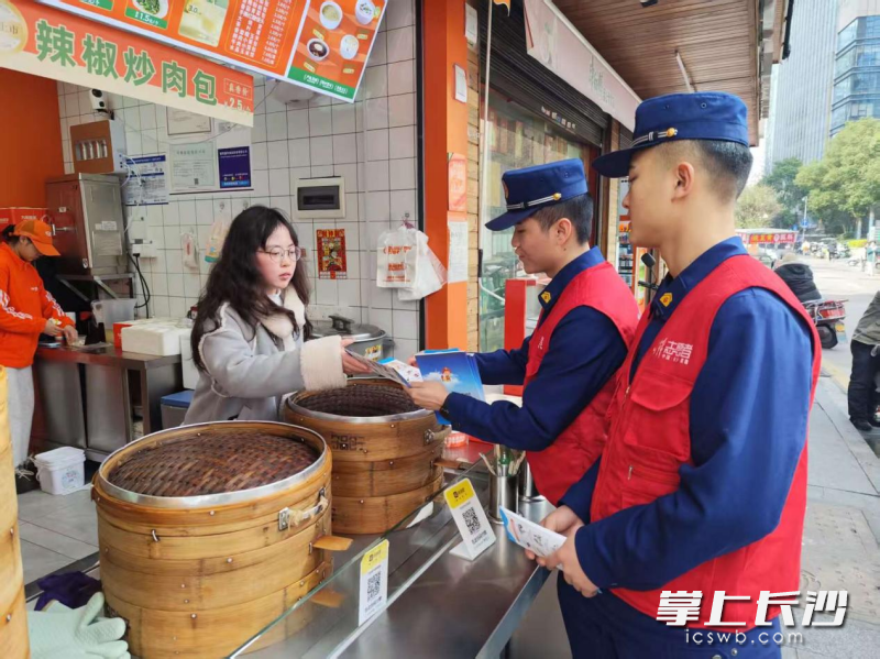 消防宣传员在发放宣传资料。 长沙晚报通讯员 徐秋华 摄