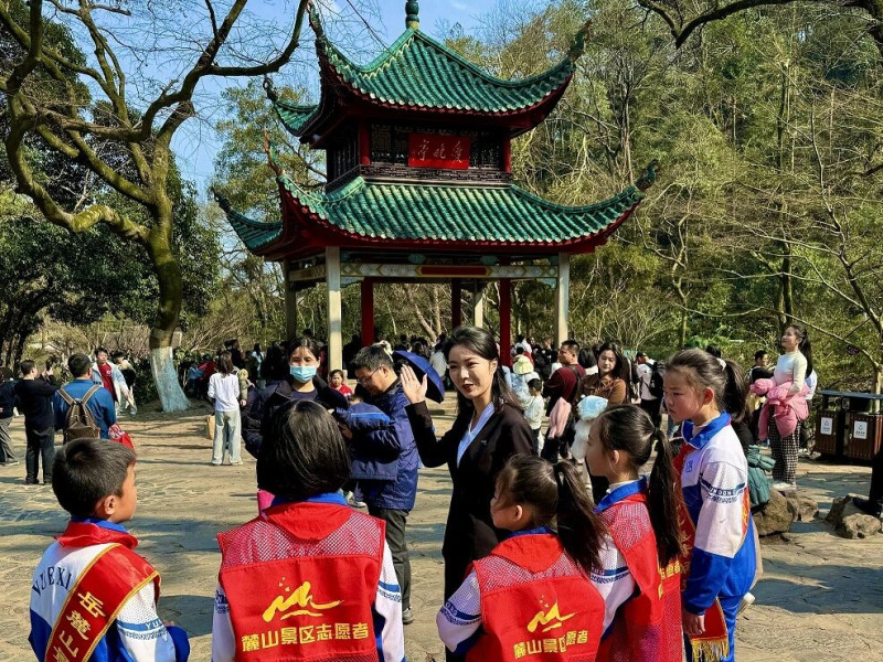 “长沙蓝”为春节假期增色不少，图为2月18日麓山迎客忙。罗杨 摄