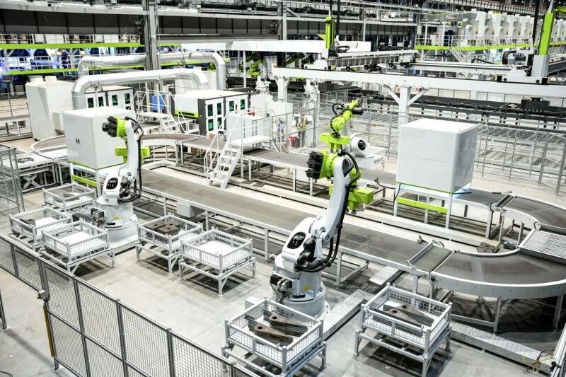 中联重科的智能工厂，机器人唱主角。图片来源于长沙晚报网