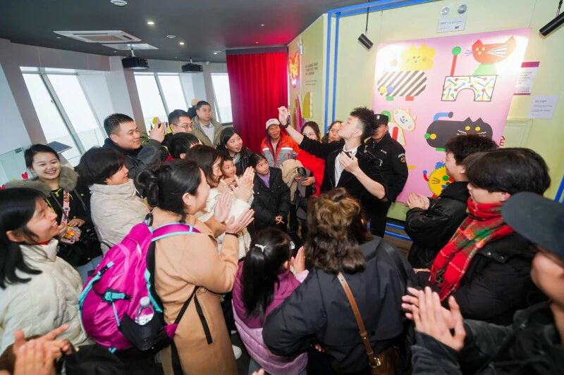 这个春节登顶“长沙之眼”，还能遇到魔术师，到哪儿都是众人围观的焦点。图片来源于长沙晚报网